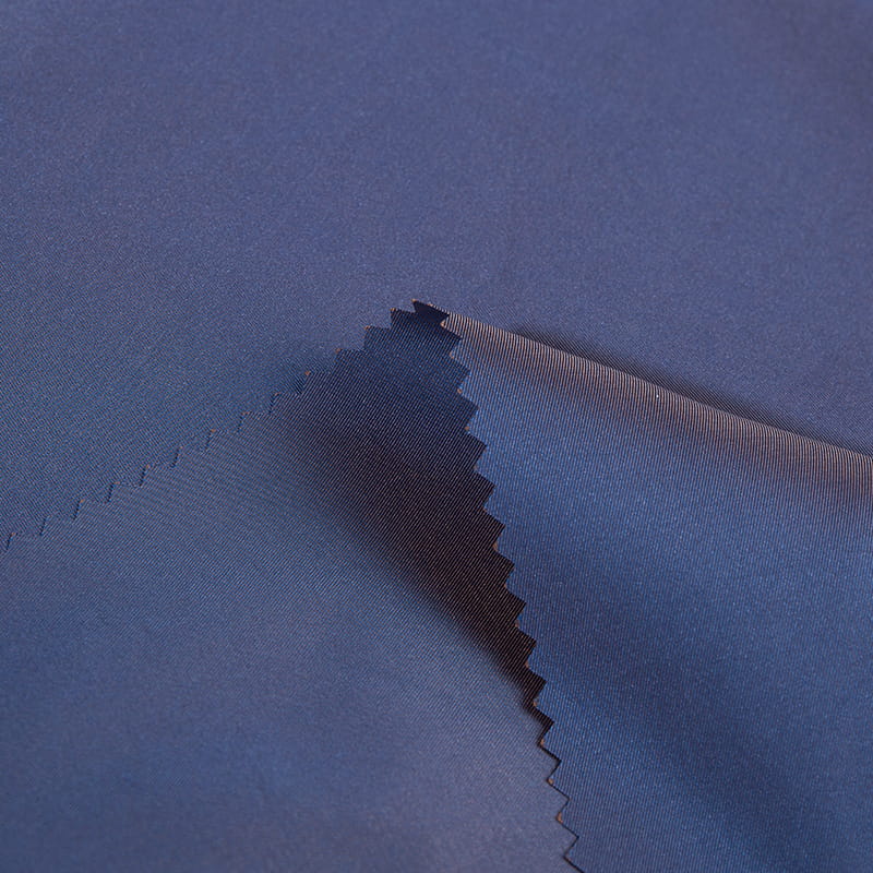Paano gumanap ang 150T400 cool na cotton 2/1 twill kumpara sa tradisyonal na tela ng koton sa mga tuntunin ng pagpapanatili ng hugis at paglaban sa mga wrinkles?